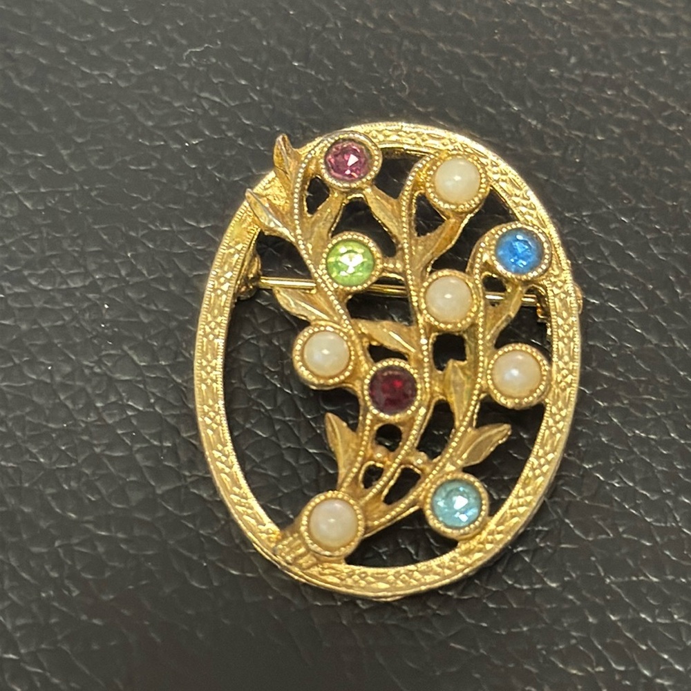 Vintage Sarah Coventry Gold Tone Brooch w Coloured Rhinestone & Pearl Accents